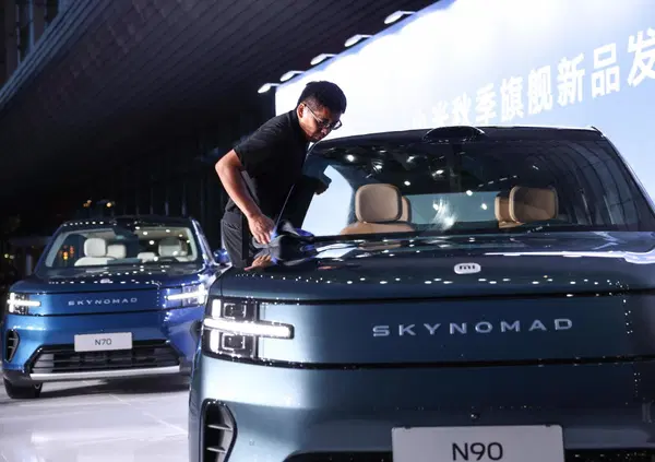 Avete visto il nuovo Suv di lusso cinese da 31mila dollari di Xiaomi? Pavimento riscaldato, proiettore, frigorifero, sedili girevoli: signori, ecco la SkyNomad