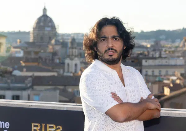La battuta dell'anno l&rsquo;ha detta Max Angioni su Giuseppe Cruciani a &ldquo;Roast in Peace&rdquo; (Amazon Prime): &ldquo;Dice di non essere n&eacute; di destra, n&eacute; di sinistra. Strano... per un coglione" Il meglio delle perculate