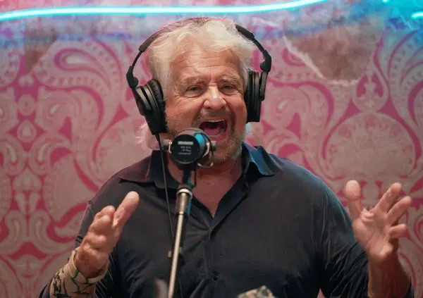 Beppe Grillo a Pulp dimostra che tutti i politici sono eredi suoi e del suo Vaffa, da Salvini a Vannacci, Schlein e Verdi
