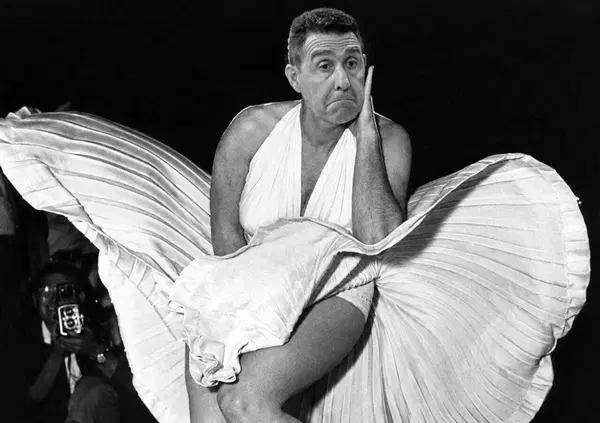 &ldquo;Voglio una donna&rdquo;, ma con la gonna o senza? Tajani la veste, Vannacci la spoglia onorando il berlusconismo. E se Vecchioni diventasse l&rsquo;inno di una possibile coalizione?