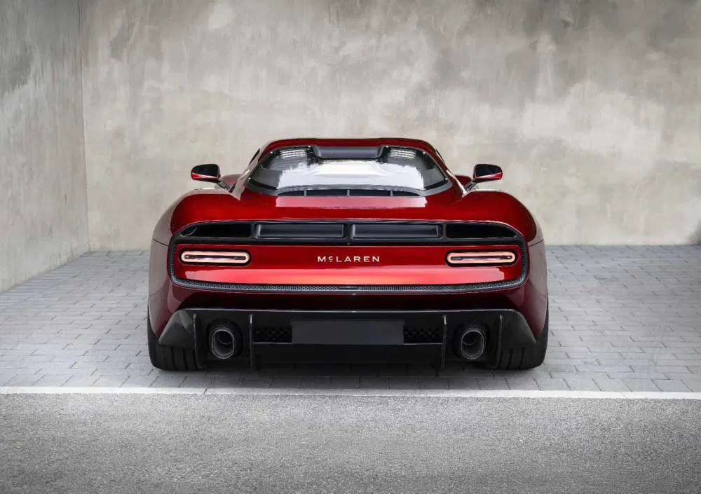 McLaren cambia volto: il nuovo logo nasce da una stazione di servizio in Nuova Zelanda