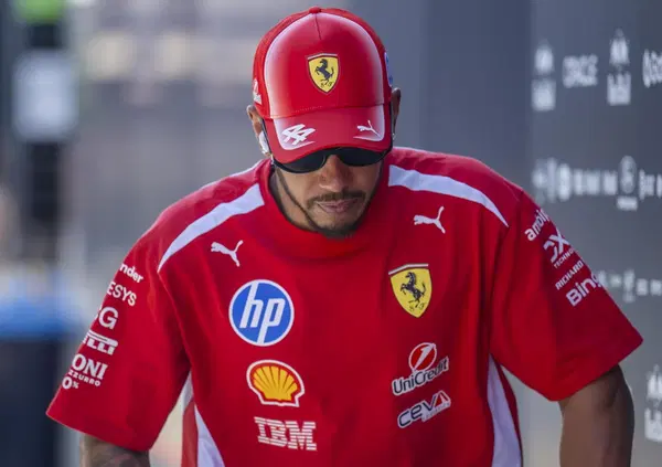 Lewis Hamilton a Baku distrugge la F1 e le nuove regole per il 2027: &ldquo;Non hanno senso, serve l&rsquo;opposto. Cos&igrave; non si alza l&rsquo;asticella&rdquo;