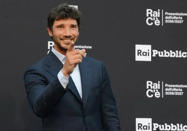 Sanremo 2027, non rompete il caz*o a Stefano De Martino: sull&rsquo;autotune ha ragione lui, i puristi con la puzza sotto il naso se ne facciano una ragione