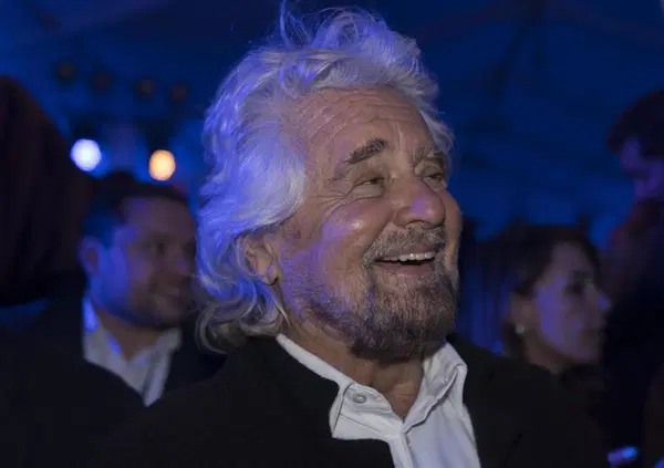 Ma quanto ci mancava il delirio romantico e politico di Beppe Grillo? Tra Intelligenza artificiale, Edgar Allan Poe, la sofferenza per il figlio Ciro (fan di Fedez e Mr Marra) e la speranza dell'estinzione umana