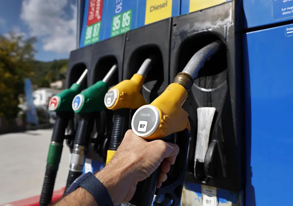 Carburanti, dal 26 settembre si dimezza il taglio delle accise: il pieno di gasolio costa 3 euro in più