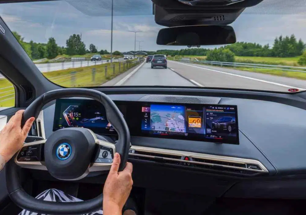 Dalla prima accensione al parcheggio serale: i 10 errori che commetti in auto ogni giorno senza accorgertene