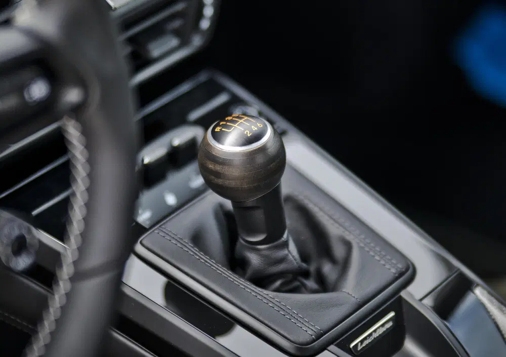 Porsche, il cambio manuale che non c'è: il brevetto che porta leva e frizione sulle sportive ibride.