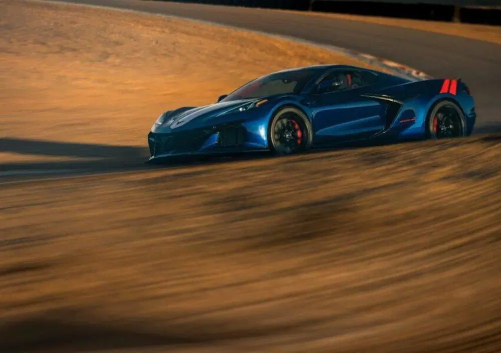 Chevrolet Corvette, a Bowling Green succede una cosa mai vista: due generazioni di V8 prodotte insieme
