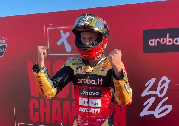 Ai reduci, a chi s&rsquo;&egrave; perso, a chi cerca la strada: Nicol&ograve; Bulega, world champion della SBK oggi a Cremona, ha suonato con la Panigale l&rsquo;inno che mancava