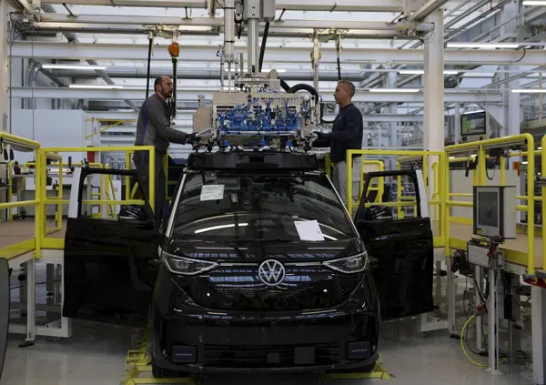 Le auto tedesche sono arrivate al capolinea? Volkswagen taglia 100mila posti di lavoro e anche Mercedes &egrave; in crisi: cosa succede in Germania e perch&eacute; per Merz sono caz*i amari