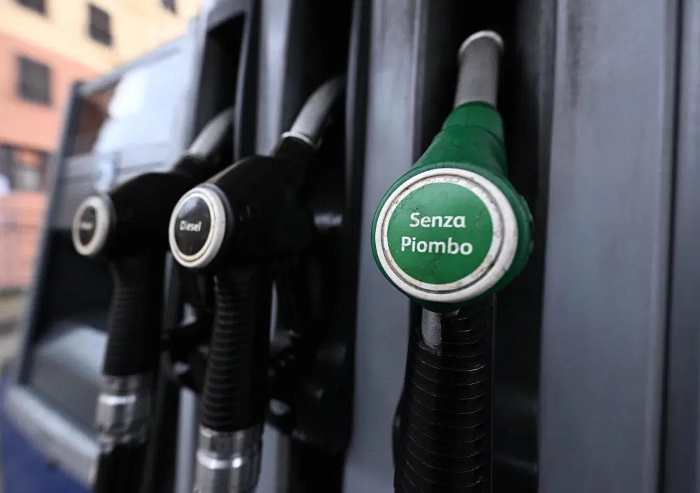 Carburanti, la rivolta dei benzinai contro il "price cap" di Stato: "Concorrenza sleale, pronti a ricorrere all'Antitrust"