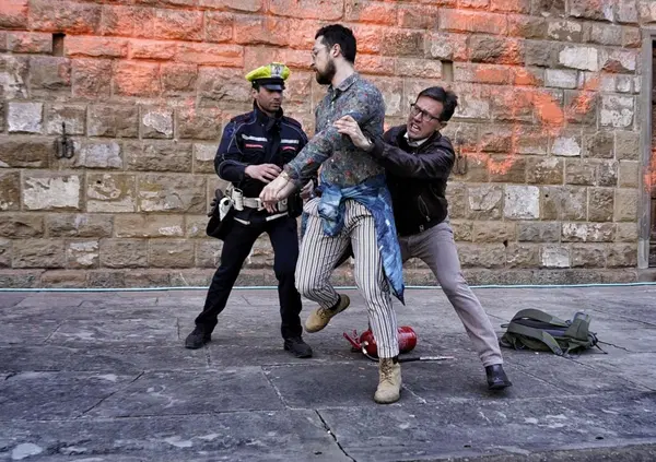 Lo scherzetto degli ambientalisti-vandali che hanno imbrattato palazzo Vecchio a Firenze coster&agrave; almeno 100 mila euro e ammazza la vera lotta contro il cambiamento climatico. Come fanno a non capirlo? 