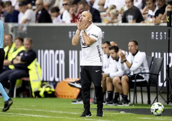 Benvenuti nell&rsquo;epopea tamarra e godereccia di Italiano al Besiktas: sulle note di Toto Cutugno e del bel calcio. Come un allenatore snobbato dai salotti sta conquistando la Turchia 