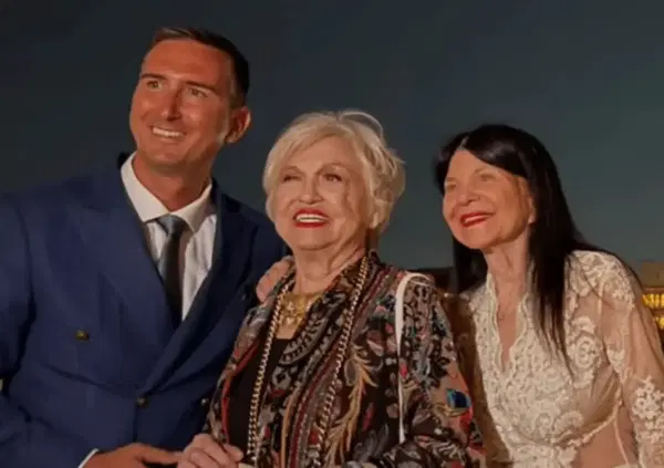 Wanna Marchi e Stefania Nobile premiate in Campidoglio nella camera ardente &egrave; l'immagine perfetta della cultura in Italia: amen e toccatina
