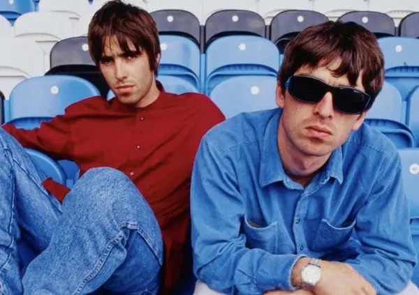 La truffa della nostalgia: perch&eacute; il ritorno degli Oasis non &egrave; un atto d&rsquo;amore verso il rock, ma solo un enorme affare per il pubblico (e per i fratelli Gallagher)