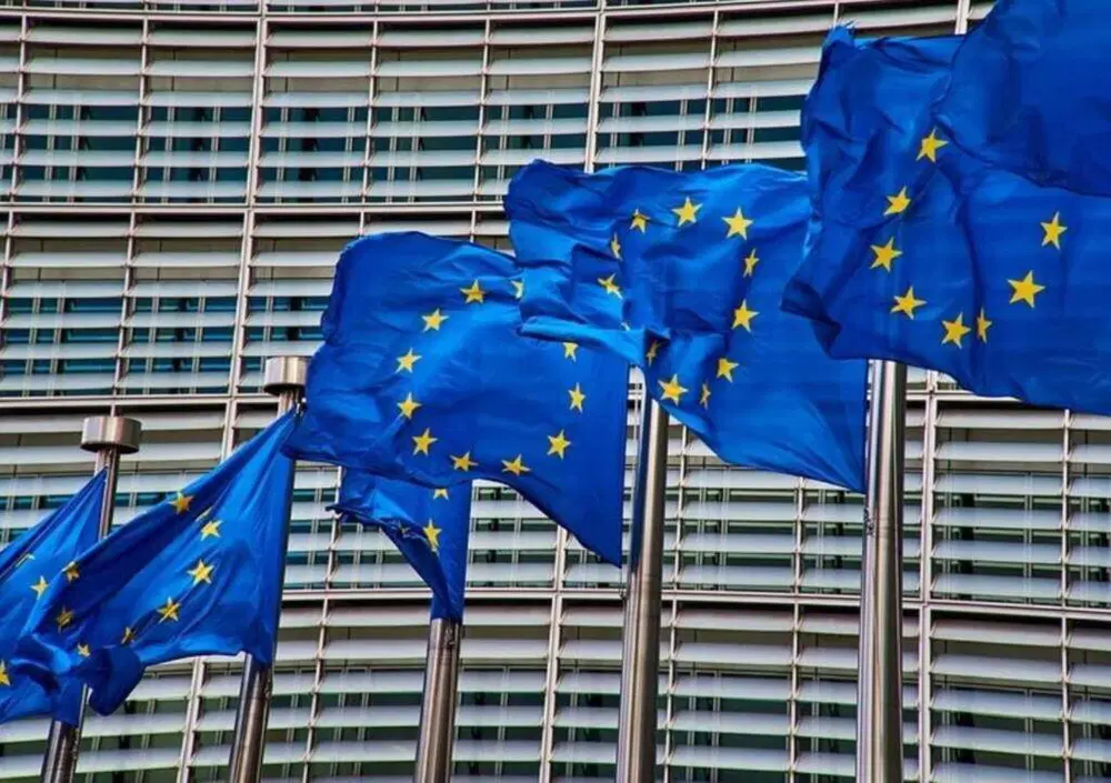 Stop ai motori termici nel 2035: il documento interno che la Commissione Ue ha ignorato per accontentare i costruttori