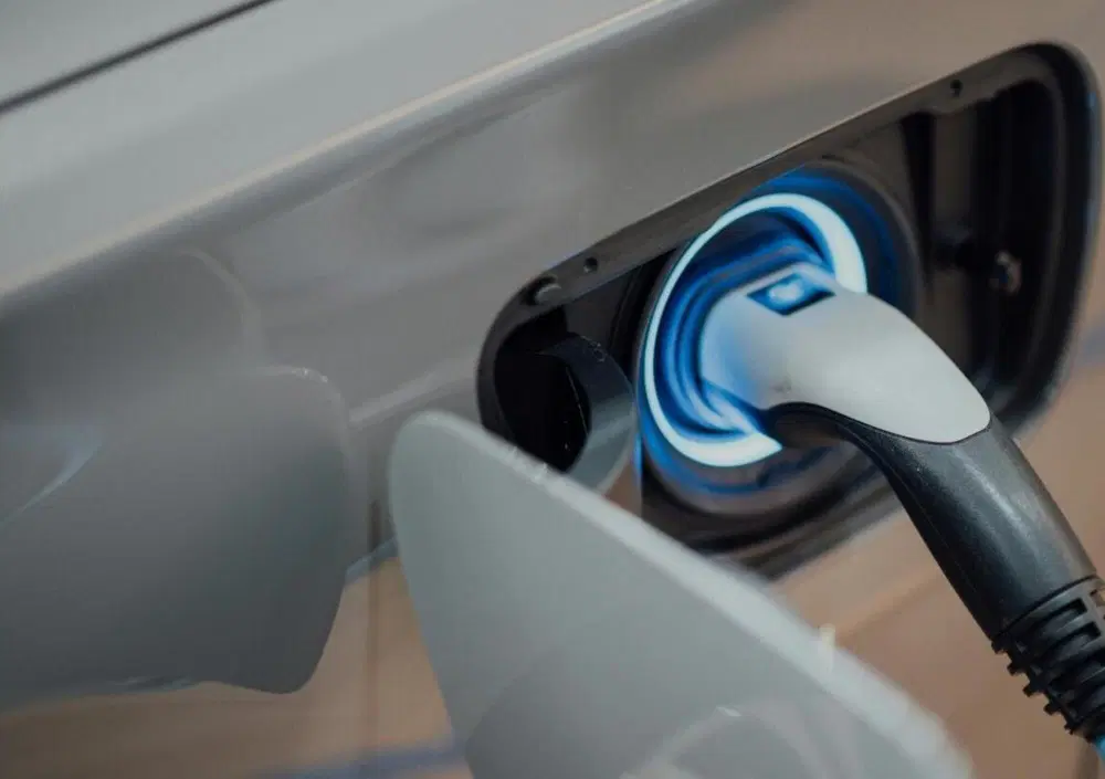 Auto ibride ed elettriche usate: giovani e con pochi km, ma più di una su tre ha già subito danni