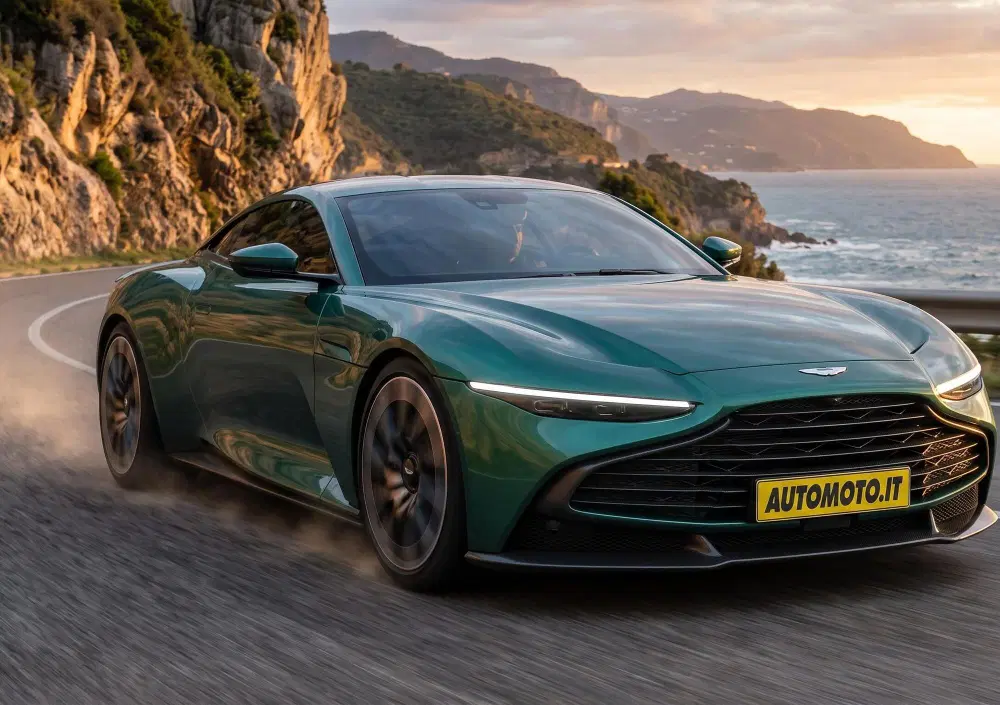 Aston Martin rinvia l’elettrico: V8 e V12 resteranno in gamma fino al 2035