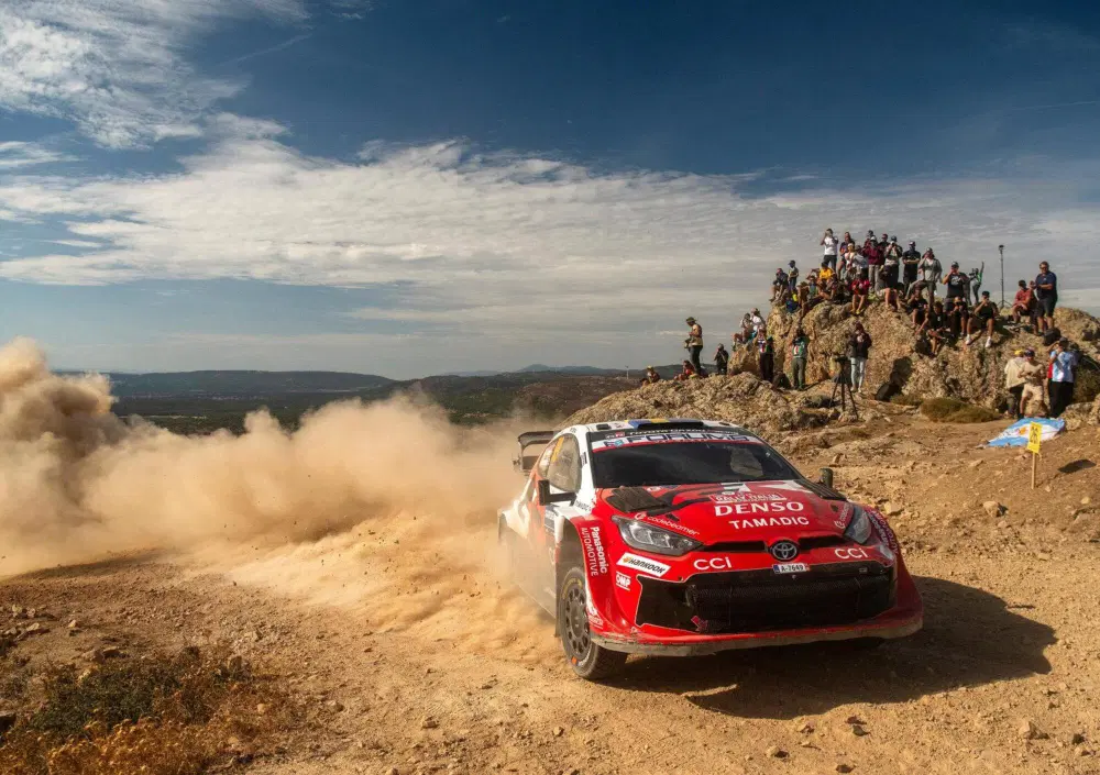 WRC26 #13 Rally Italia Sardegna D2. Il Titolo è dietro l’angolo, niente affatto visibile. Solberg in testa, Pajari e Evans in surplace, Ogier invadente [VIDEO]
