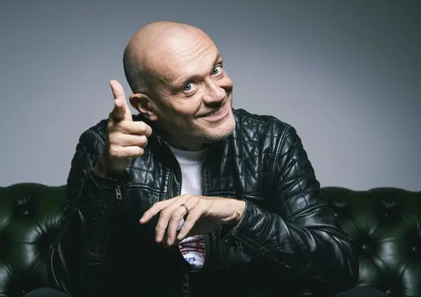 Max Pezzali ha rotto il cazzo? Andiamo ai suoi concerti per dimenticare i mutui: ma il sequel quando ce lo canta? 
