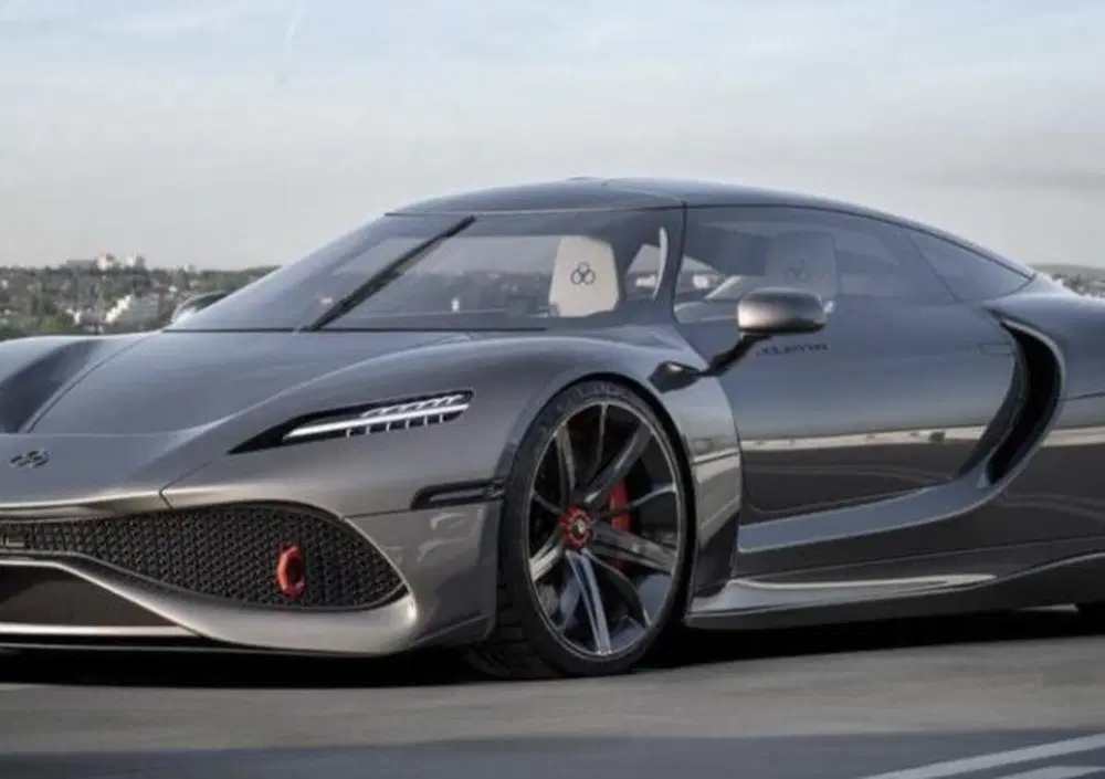 Auto sportive, il mercato si spacca in due: supercar ibride da 1.000 CV o cambio manuale e restomod?