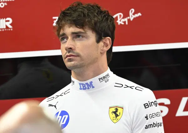 &ldquo;Dobbiamo fare come Red Bull&rdquo;: Charles Leclerc bacchetta Ferrari dopo Sepang, poi rimane fregato dal suo volo (e il viaggio verso Singapore diventa un&rsquo;Odissea)