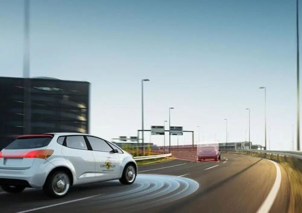 Revisione auto, presto anche gli ADAS sotto esame: perché radar e telecamere potrebbero mentirti