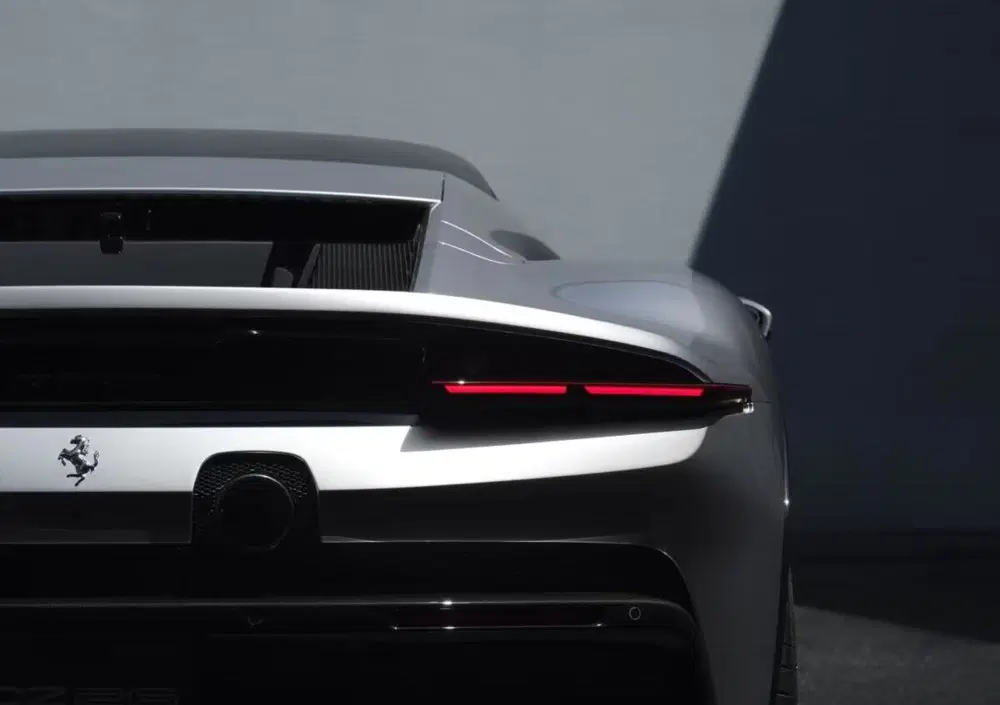 Niente elettrico per la prossima Ferrari: il nuovo modello è stato sorpreso in strada