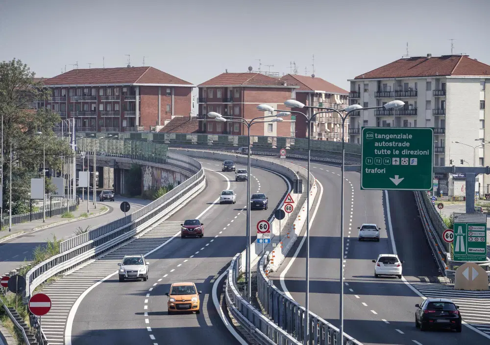 Autostrade, limiti diversi in base al motore: 100 km/h per le termiche e 130 per le elettriche. La proposta fa discutere
