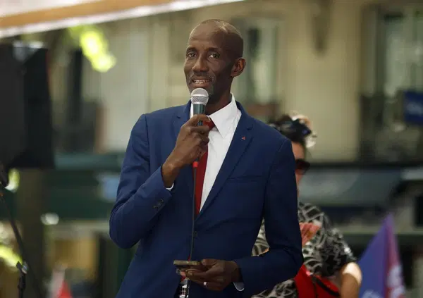 Chi &egrave; Bally Bagayoko, il sindaco di Saint-Denis in prima linea con gli studenti nella protesta di Parigi (e che sogna di unire la sinistra francese attorno a Melenchon)  