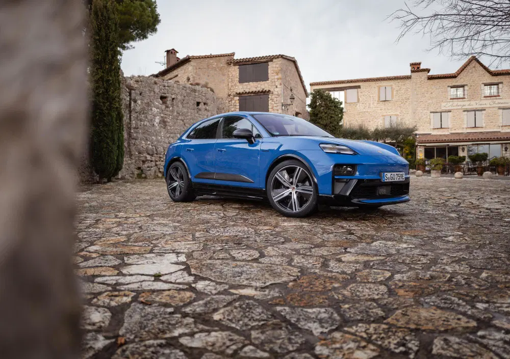 Porsche fa marcia indietro sull'elettrico: la Macan a benzina torna nel 2028