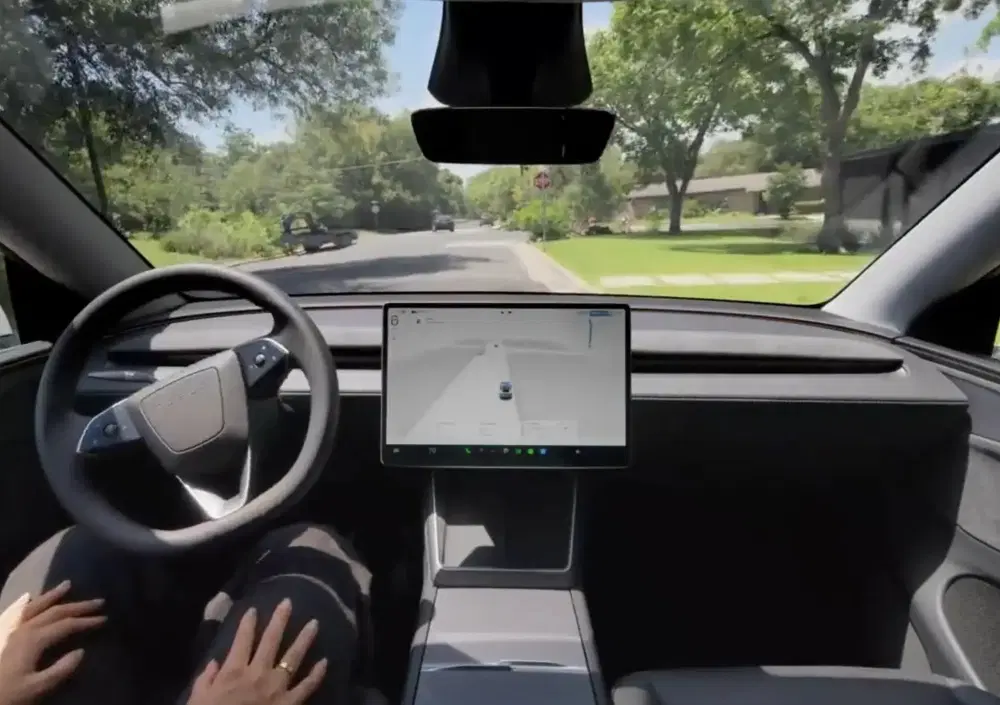 Tesla, Musk fa pressione sull’Europa per l’ok al Full Self-Driving: il voto slitta a dicembre