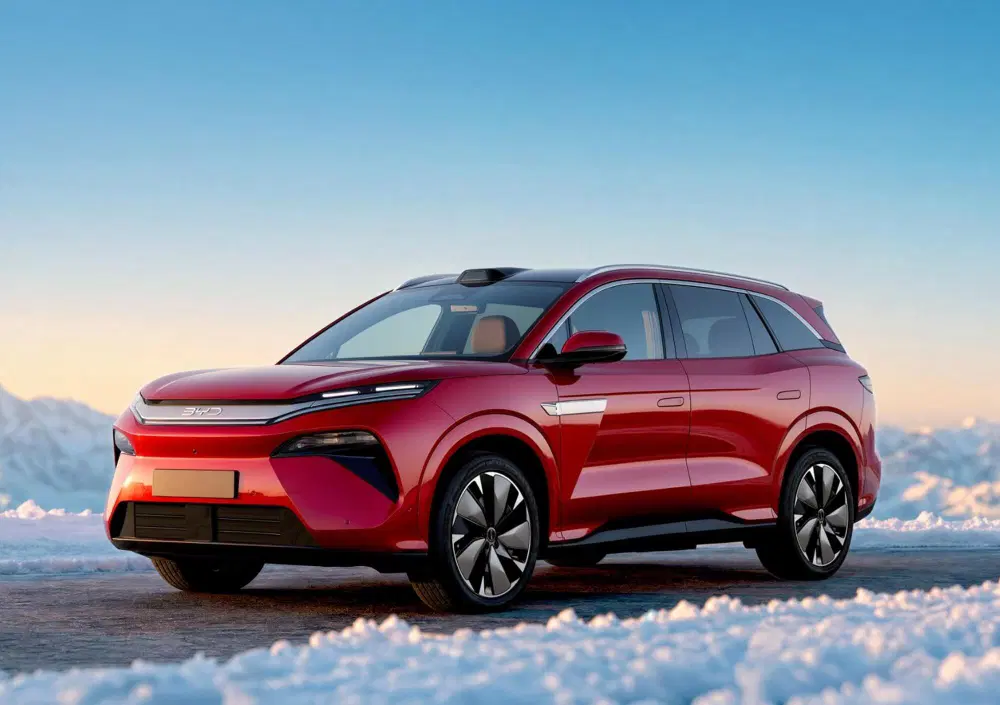 BYD ATTO 8: sette posti, 653 km e ricarica in 9 minuti. Arriva nel 2027