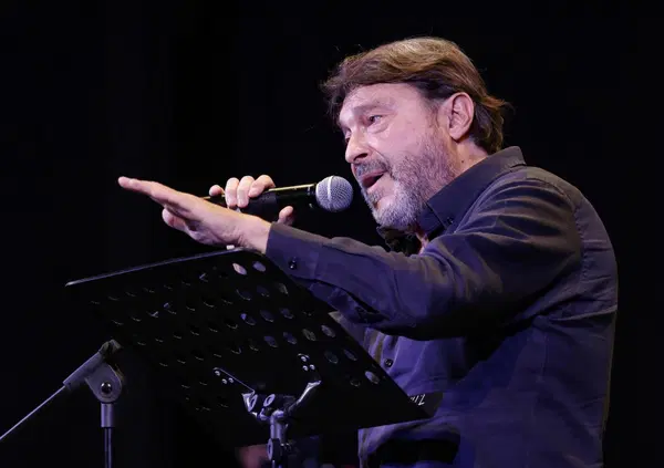 Avete visto lo spot di Report senza Ranucci? Noi s&igrave; e lo abbiamo fatto analizzare dallo scrittore Fulvio Abbate: &ldquo;Un messaggio chiaro all&rsquo;ex conduttore. Una centuria umana in sua assenza&rdquo;