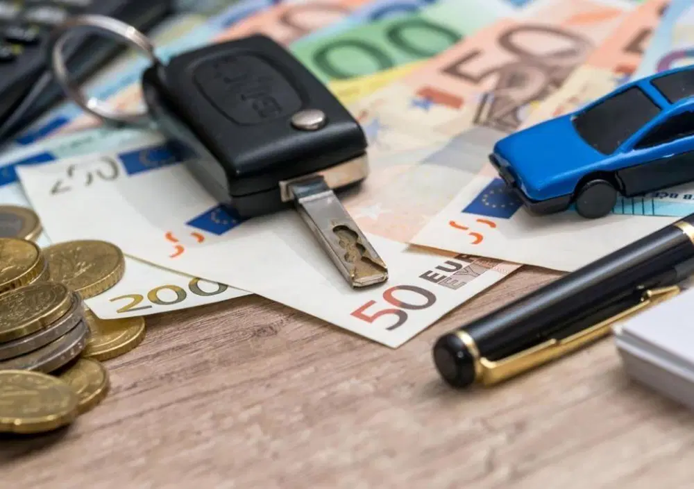 Bollo auto 2027, si allarga la platea di chi non paga: nuove esenzioni e la proposta di abolirlo per tutti