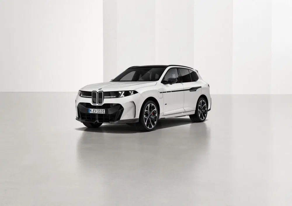 Nuova BMW X5 e iX5, il SUV cambia volto con gli accessori M Performance: cerchi da 23" e fibra di carbonio