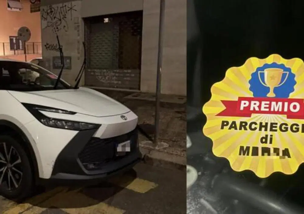 «Premio parcheggio di me**a», l’adesivo contro chi parcheggia nel posto dei disabili a Roma