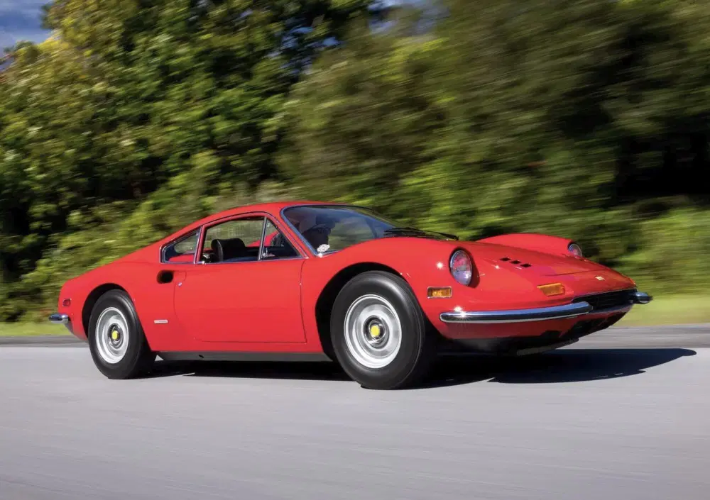 Ford, Jim Farley perde una Ferrari Dino all’asta: rilancio da 365.000 dollari, ma l’affare sfuma