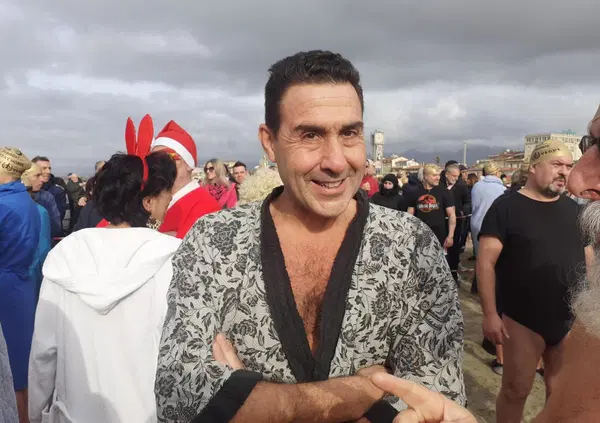 Vannacci contro la Bernarda fa a gara di testosterone con Renzi e rilancia la nuotata in Sardegna, ma lo sa come diventano i testicoli con l'acqua fredda? Consigli pratici per il Generale del patriarcato mediterraneo