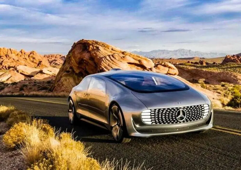 Mercedes e Nvidia, l’auto che guida da sola arriverà prima del previsto: “Entro cinque anni”
