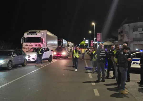 Ma che cazzo succede al Sud? In Puglia supermercati vuoti, in Calabria proteste degli agricoltori. Un casino e ora il governo &ldquo;convoca l'autotrasporto&rdquo;. Intanto inizia il blocco dei tir