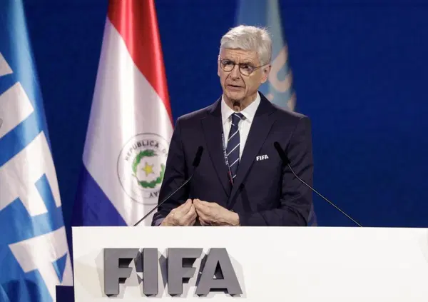 Quanto sarebbe figo Wenger alla guida della Fifa? Gli assalti frontali a Infantino sono cominciati e spunta il nome dell&rsquo;ex Arsenal. Ma gli equilibri di potere nel calcio sono ancora instabili