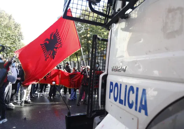 In Albania una protesta studentesca si &egrave; unita a una rivolta contro il governo (e contro Trump) e sta mettendo a ferro e fuoco Tirana. Ma cos'&egrave; la rivoluzione dei fenicotteri? E perch&eacute; ancora ne parlano in pochi?