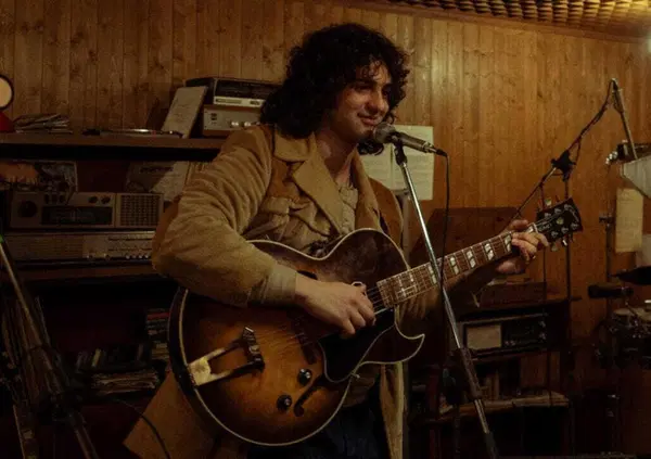 Je so&rsquo; pazzo su Pino Daniele &egrave; un film che rende giustizia a un genio senza farne un santino: perch&eacute; il cantante napoletano era anche un uomo impossibile