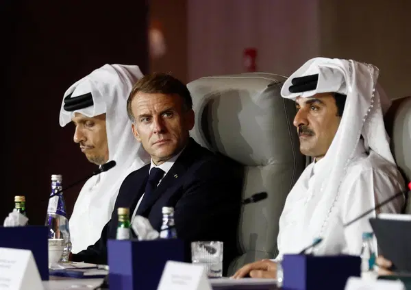 Noi ve lo avevamo detto. La guerra ibrida si &egrave; presa le proteste. E per questo Macron (anche se non lo dice) &egrave; andato nel Golfo