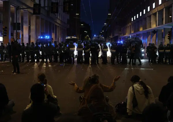 Idranti sull&rsquo;ambulanza, manganelli in testa e lacrimogeni: vi raccontiamo gli scontri di Bologna. E una domanda sulle idee che (davvero) sono un problema per l&rsquo;ordine pubblico