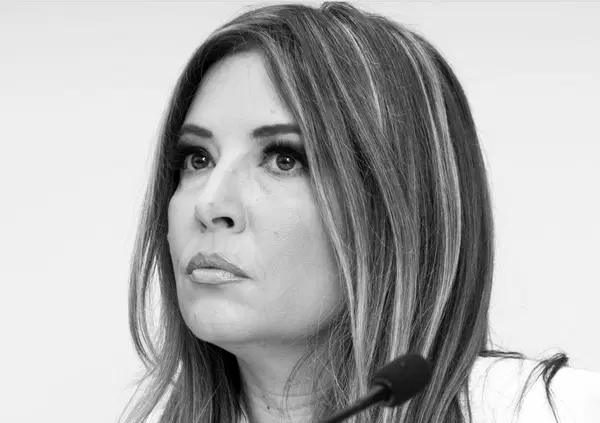 Caro Fedez, ma davvero Selvaggia Lucarelli va criticata perch&eacute; lavora per Mediaset (la tv di Berlusconi) e scrive sul Fatto? Prima di dare lezioni di coerenza ti spieghiamo due cose