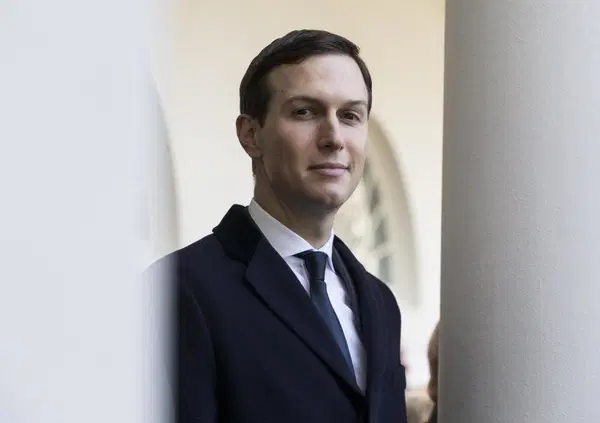 Gli affari segreti di Kushner (il genero di Trump) in Medio Oriente. Trattative riservate, trasferimenti miliardari (da Emirati Arabi e Arabia Saudita) e il ruolo di Israele: il libro definitivo che svela a cosa puntano gli Usa 