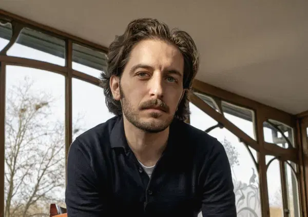 Hugo Russo traduce i CCCP in francese mentre Italia e Francia sono bloccate dalle proteste e dagli scioperi. Tutto perfetto! E noi lo abbiamo intervistato: &ldquo;Non &egrave; solo una questione di ordine pubblico, ma un problema politico&rdquo;