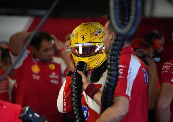Ma in Ferrari, prima di parlare ai media lo fanno un briefing? A sentire Hamilton e Vasseur in Messico, no (menomale che li salva la pista)